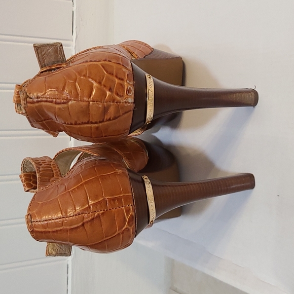 MICHEAL KORS HEELS - Picture 3 of 11